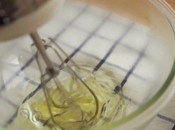 step5: 在另外一個乾淨的大碗裡，
用電動打蛋器打發蛋白。

*想鍛練手臂或力量夠的朋友，您也可以使用一般打蛋器代替電動打蛋器。