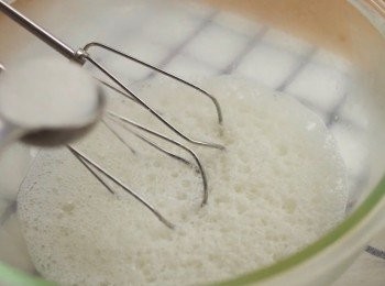 step6: 先將蛋白打散成大泡沫狀
再加入1湯匙砂糖打發。