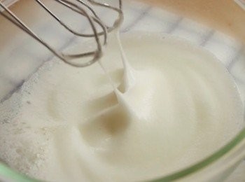 step7: 打蛋器可以帶出長長的蛋白糊時，
第二次加入另外1湯匙砂糖再打發。