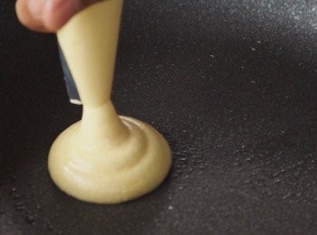 step12: 準備平底鍋，表面塗油。
鍋熱以後麵糊分兩層慢慢擠出。