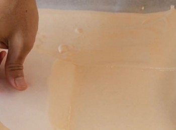 step10: 把蛋糕糊弄平，充分填滿模型。

預熱焗爐190度。
用160度焗30分鐘。