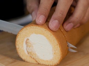 step18: 將刀先用熱水或火熗加熱。
然後再切蛋糕。
這樣的蛋糕會切得比較漂亮！

完成！