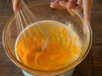 step2: 另外一個大碗內，加入雞蛋和糖
然後隔熱水加熱打發，直至糖完全融化。