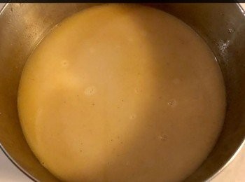 step4: 將魚壓到爛，然後倒入熱水，將魚湯滾至白色倒出。