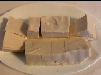 step5: 隔去魚碎，只要魚湯用煮沸的水再煮滾之後，便可以隨喜好下豆腐。