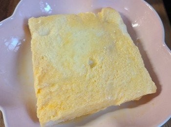 step4: 將方包塗上腐乳醬，夾在一起，將雞蛋拂勻。將方包全方位沾上蛋漿。