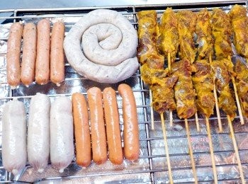 step2: 香腸拼盤及牛肉串燒以180度，焗10分鐘，再反轉焗8分鐘，掃上蜜糖，200度焗3分鐘即可。