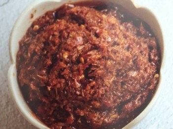 step1: 【<span class="group_2">酸辣蝦醬</span>】：
紅蔥頭以乾鍋小火炒到接近透明狀後撈起，放入石臼，加入南薑、檸檬香茅、芫荽根、卡菲爾萊姆葉及乾辣椒搗勻成泥狀。
起油鍋，放入作法1.的材料炒香，分次加入剩餘的油，將所有材料炒熟即可。