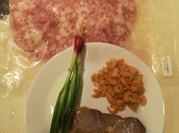 step1: 蝦米用水浸軟，留蝦米水備用，蔥切粒，用<span class="group_2">醃料</span>醃肉半小時，<span class="group_3">甜豉油</span>材料混合。