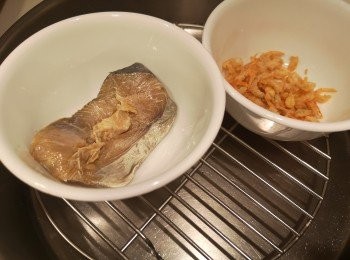 step2: 咸魚和蝦米隔水蒸8分鐘，<span class="group_3">甜豉油</span>可同步蒸煮，<span class="group_3">甜豉油</span>可試味調較味道。