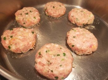 step4: 平均分成六件圓餅形，鑊加入油份，慢火煎香煎熟。