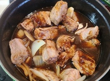 step6: 加入韓式炆醬和適量水份 (不要太多)，因白蘿蔔也會煮出水份，煮滾後轉小火。