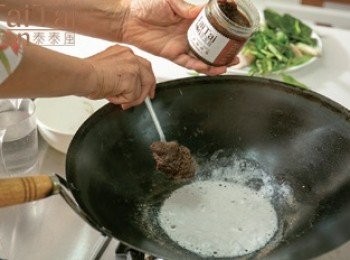 step2: 另取一鍋，放入椰漿罐頭上層的椰油，以小火炒到滾出油珠，加入馬沙曼咖哩醬，炒到飄出香氣，備用。