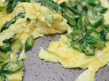 step4: 秋葵煎至金黃後, 加入蛋漿, 待蛋漿半定型後炒熟便可