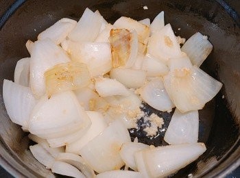 step4: 燒熱鍋，下少許油，將洋蔥和蒜蓉炒香。