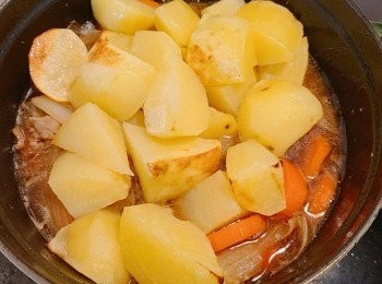 step8: 再加入日式醬油、糖、味醂和清酒作調味，最後加入馬鈴薯轉小火蓋上蓋炆煮約30分鐘便成。
