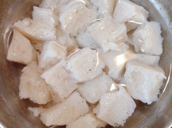 step2: 冷水放入蒟蒻開始煮，滾2~3分鐘。