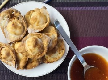 step2: 雲吞皮放一隻蝦做餡以後對角掃小小水/蛋黃液貼合再將角黏合塑型,形狀是以皮面留多些吃起來便香脆好食多