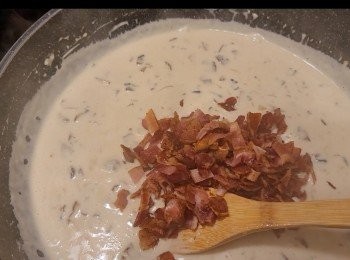 step6: 汁滾起，加入蒜粉調味，可自行試味，用中火，不停攪伴，免滾瀉和彈出，最後加煙肉入汁中