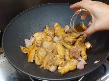 step6: 贊酒繼續爆炒至酒精揮發