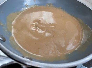 step9: 煎pan加入花生醬加熱，當花生醬軟化後加入油推開花生醬做成麻醬。