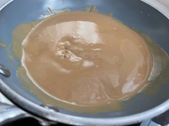 step9: 煎pan加入花生醬加熱，當花生醬軟化後加入油推開花生醬做成麻醬。