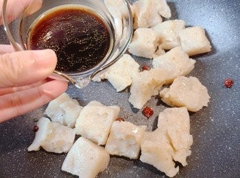 step5: 加入蒟蒻以中火炒一下，加入<span class="group_2">醬汁料</span>，煮至收汁便可熄火上碟。