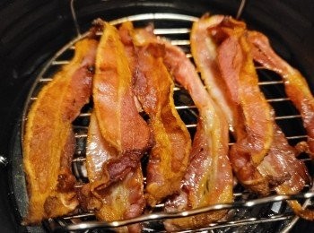 step2: 把煙肉平放在氣炸鍋,用400℉(200℃)10分鐘，中途返一次,10分鐘後，煙肉變乾身後剪碎