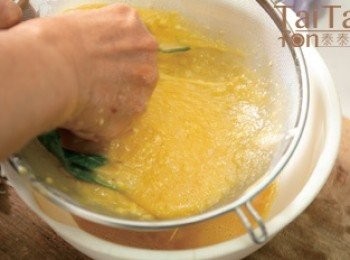 step2: 鴨蛋＋椰糖＋香蘭葉，一起揉抓、攪拌均勻（※ 香蘭葉在此功用是可去除蛋腥味），再加入混合過篩的低筋麵粉＋在來米粉，拌勻，以細目篩網過篩成無顆粒狀的蛋粉漿，備用。