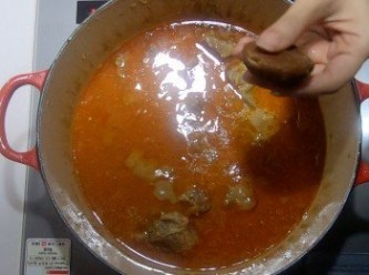 step8: 燜煮好的牛肋條先下椰糖和餘下的椰漿，煮至椰溶後加魚露調味
（記得試味！）
