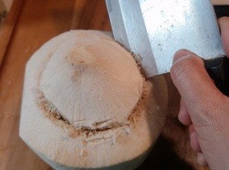 step2: 揚ma 先用菜刀刀尖慢慢開(每次落刀都要好用力)，一路開一路有椰子殼碎跌出來。開後要用隔篩隔一隔椰青水才能用。