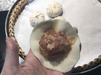 step15: 放上內餡，指頭只抓皮的邊緣，邊摺邊轉，將內餡包起來。