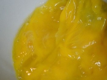 step2: 雞蛋打入碗中, 加入少許鹽, 打混