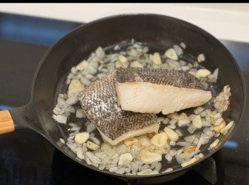 step9: 放回大蜆，加入黑橄欖