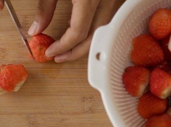 step8: 把水果切片，備用。
我準備了士多啤梨，藍莓，奇異果。