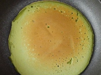 step7: 把麵糊倒入平底鍋中。
鬆餅表面出現一點點氣孔以後，可以翻面，煎另外一邊。
然後從最大的圓形，一片一片做到最小的圓形。

◯→。

*注意：要做出樹的形狀，鬆餅的大小要控制好。這樣才會漂亮！