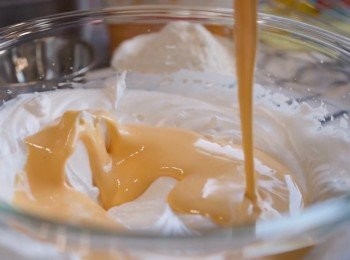 step5: 然後，把整碗蛋黃糊倒進蛋白糊中。
輕輕混合均勻。