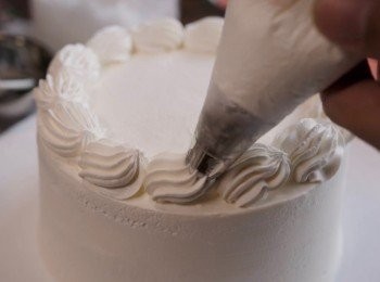 step15: 在蛋糕表面，擠出裝飾的<span class="group_2">忌廉</span>。

 *如果剛才還有剩餘的<span class="group_2">忌廉</span>，則無需製作以下裝飾用的<span class="group_2">忌廉</span>。 攪拌剩餘的<span class="group_2">忌廉</span>直到變更濃稠企身就可以用作裝飾。

*如果<span class="group_2">忌廉</span>不夠，製作裝飾<span class="group_2">忌廉</span>份量如下。
裝飾<span class="group_2">忌廉</span>：
 100毫升鮮<span class="group_2">忌廉</span>
 10克糖
 一點雲呢拿香油