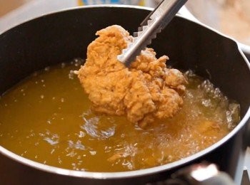 step13: 在炸鍋中加入油，用中火加熱。

*如果你有料理用的溫度計，可以檢查一下溫度　
*保持溫度穩定在160°C左右　 
*如果太高溫，就會只有外面變脆，但是裡面不熟！