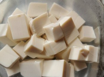 step3: 燒熱油鑊，加入豬肉碎炒熟，倒入料理包和水煮至滾後，放入豆腐，加蓋轉小煮約5分鐘後，倒入生粉水埋芡，灑上蔥粒，即成。