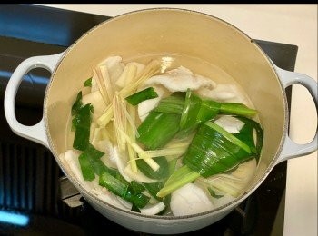 step3: 大鍋加入椰青水和椰肉，放入所有<span class="group_2">香料</span>，中火煮滾後，小火合蓋煮20分鐘出味，加入<span class="group_3">調味料</span>