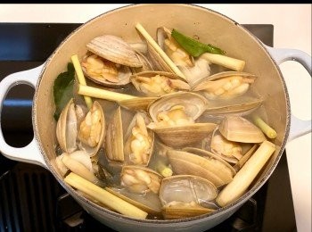 step5: 擠上青檸汁，加入芫茜/蕃茜，放上額外的香茅和檸檬葉裝飾即成（喜歡辣的可以加辣椒）