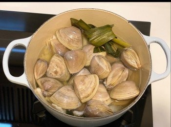 step4: 放入鑽石蜆，中火煮滾後合蓋小火煮約5-8分鐘至開口