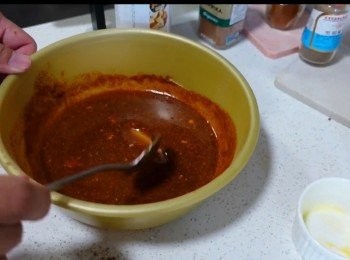 step2: 放清水 1-2茶匙，攪拌均勻