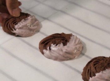 step11: 然後等待朱古力凝固後，
就可以食了！！！


完成！