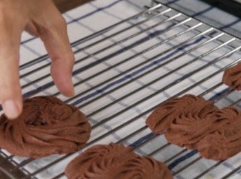 step8: 放進焗爐
使用170°C焗15〜20分鐘。

出爐後，把餅乾移動到架上，等待放涼。

 *讓餅乾冷卻後才品嚐。口感會比較好。