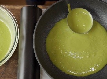 step6: 鍋加熱以後，加一點油，然後用廚房紙巾平均抺上一層油。