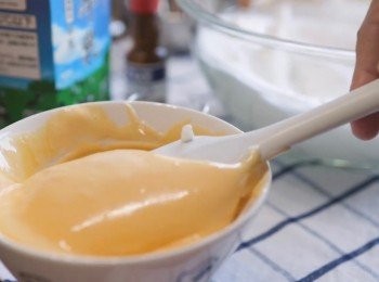 step4: 用刮刀，把一少撮的蛋白糊，分到剛才的蛋黃糊中，混合均勻。