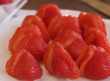 step11: 士多啤梨也是切好備用。