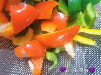 step2: 三色椒洗淨去籽後切塊。